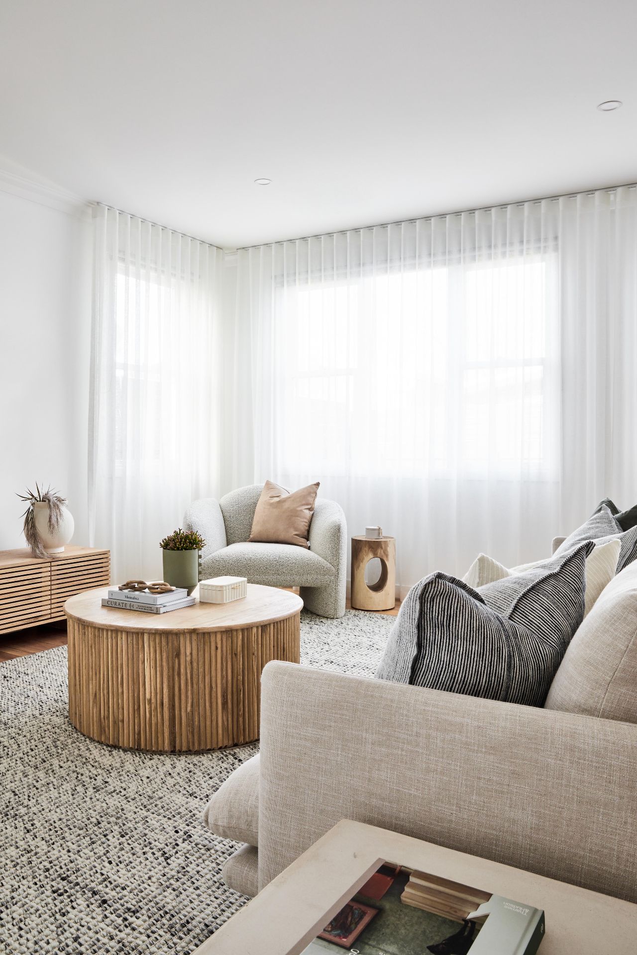 Modern zen style living room paired with natural material furnitures (wood, bamboo, linen, etc)