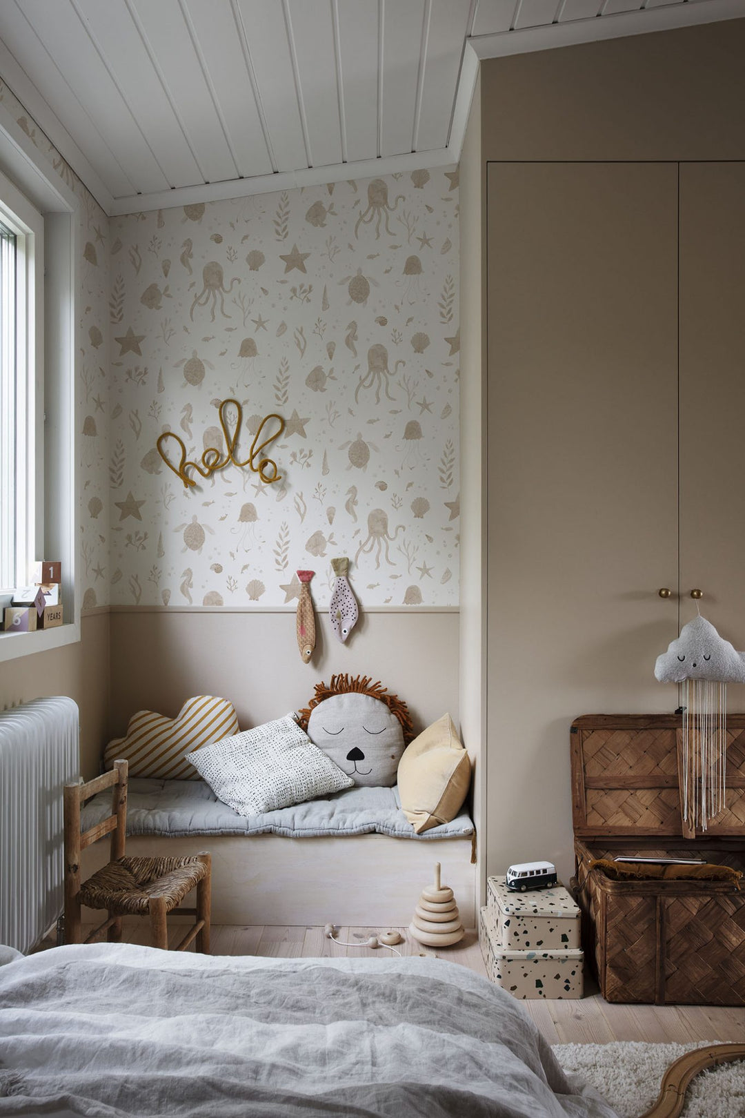 Corals and Friends, Pattern Wallpaper in vintage-like kid's bedroom