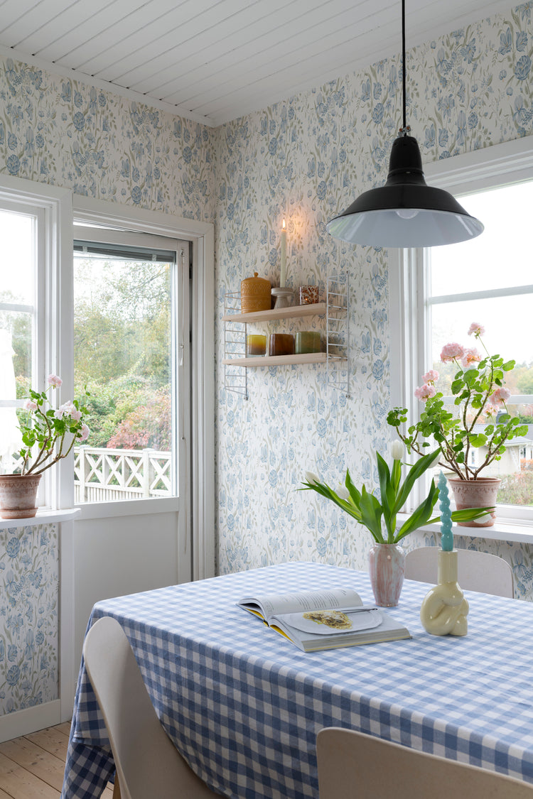 Karins Bukett, Floral Pattern Wallpaper in living room
