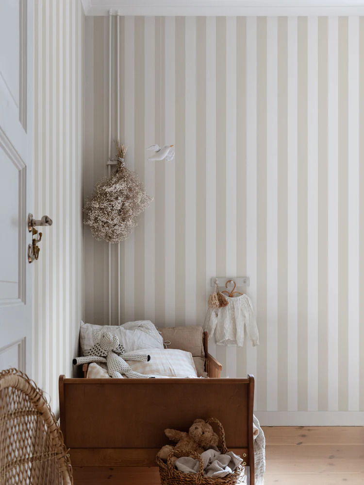 Teira, Striped Wallpaper in bedroom