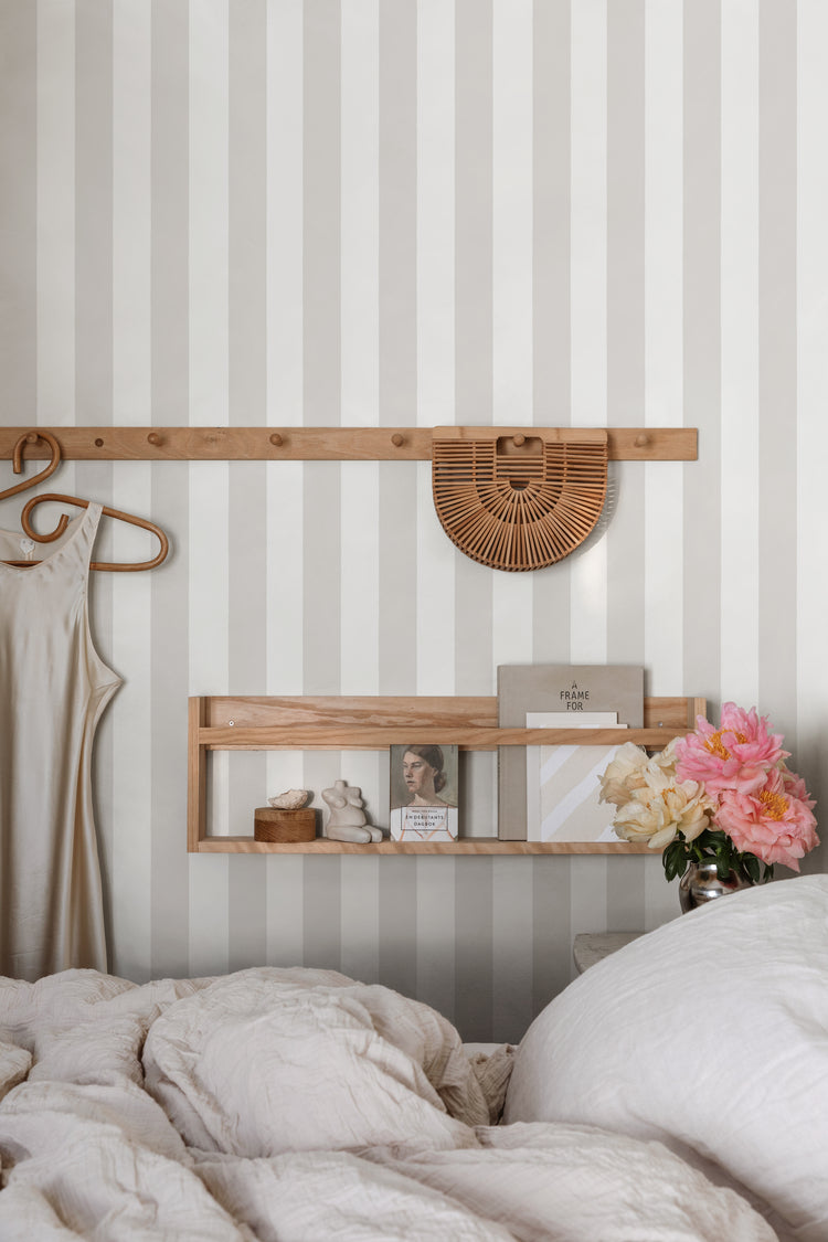Teira, Striped Wallpaper in bedroom