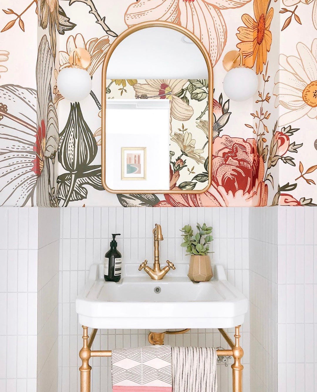 Adora Vintage Flora Wallpaper in Toilet