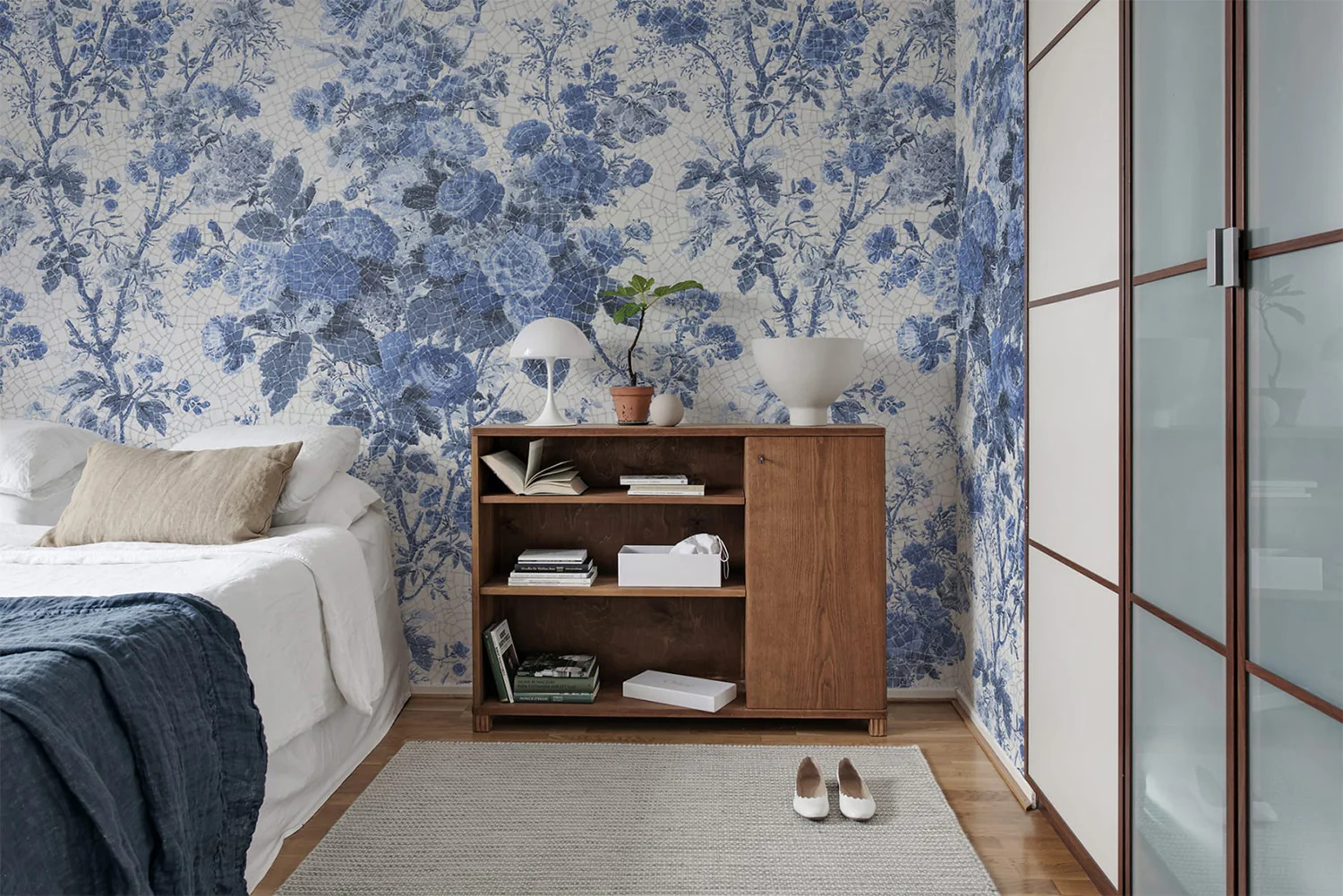 HC-Porcelain_Floral_Pattern_Wallpaper-Blue-Interior2-14122023-ezgif.com-webp-to-jpg-converter.jpg Porcelain, Floral Pattern Wallpaper in bedroom